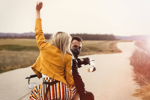 Belle jeune couple voyageant à moto
 - Photo, image
