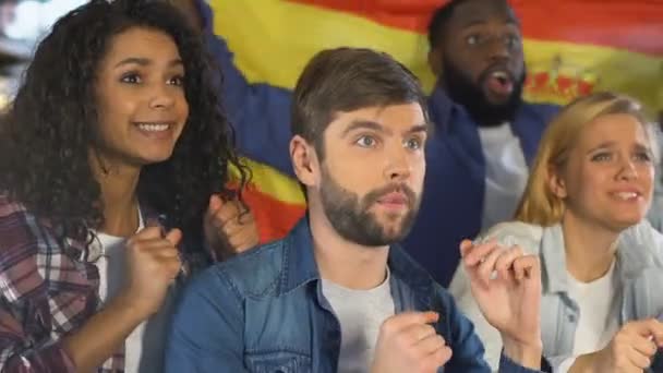 Ryhmä faneja Espanjan lipun hurraavat maajoukkueen voitto, mestaruus
 - Materiaali, video