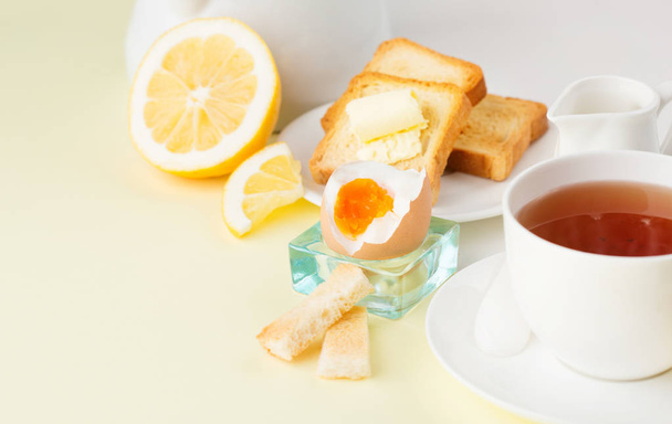 Breakfast with boiled egg, toasts, tea - Foto, imagen