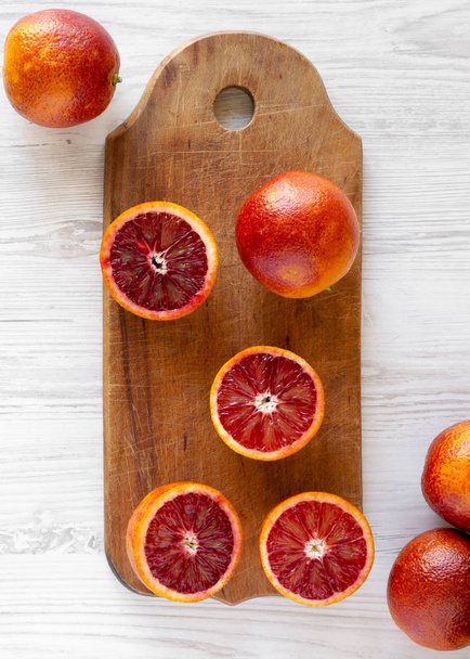 Oranges sanguines sur panneau rustique en bois sur fond blanc en bois
 - Photo, image