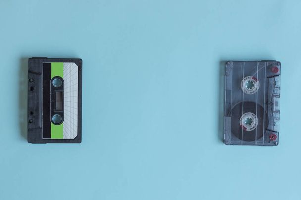 Kassette für Tonbandgerät im Retro-Stil auf pastellfarbenem Hintergrund. - Foto, Bild