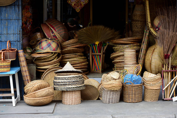 Ratan nebo bambus řemesel ručně vyrobené z přírodních proutěný koš. Proutěný košík je Thai ručně. To je tkané bambus textury pro pozadí a design. Tradiční thajské tkané slámy textura - Fotografie, Obrázek