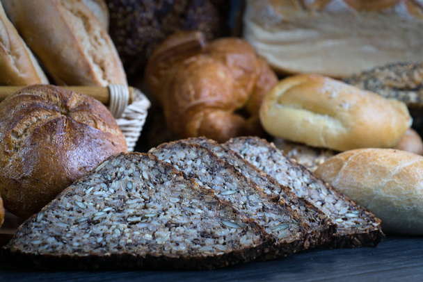 разнообразие свежих домашнего хлеба и выпечки
 - Фото, изображение