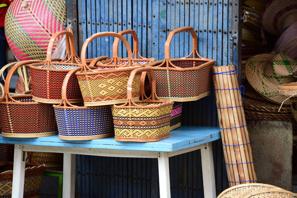 Ratán o artesanía de bambú hecha a mano de canasta de paja natural.La canasta de mimbre es tailandesa hecha a mano. es textura tejida del bambú para el fondo y el diseño. Textura tejida tailandesa tradicional de la paja
 - Foto, imagen