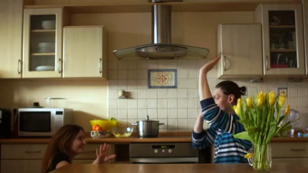 Funny pantomime. Young couple fooling around in their kitchen at the weekend - Filmagem, Vídeo
