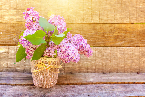 Kytice krásná vůně violet fialový lila na rustikální dřevěné pozadí - Fotografie, Obrázek