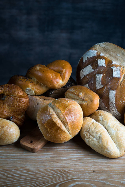 variedad de panes frescos caseros y pasteles
 - Foto, Imagen