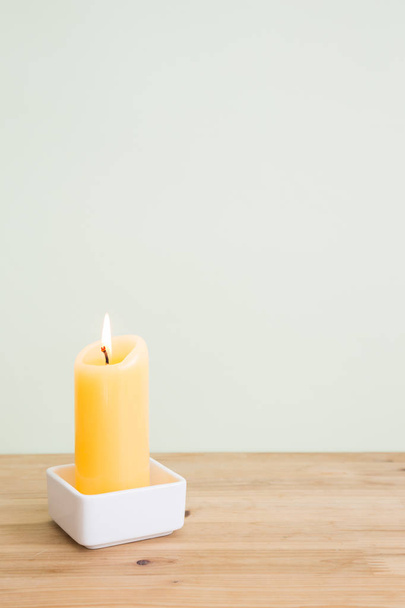 Přírodní domácí výzdoba hořící svíčka na dřevěný stůl - Fotografie, Obrázek