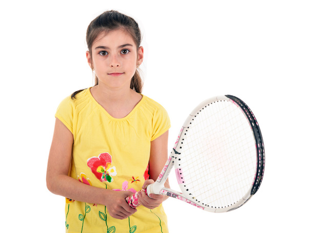 pieni tyttö pelaa tennistä valkoisella taustalla
 - Valokuva, kuva