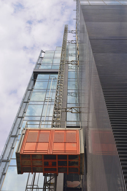 construction elevator on building - Foto, Bild