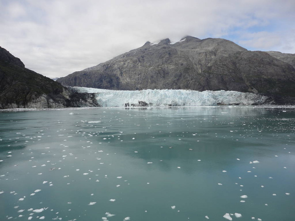 Gletscher im Nationalpark glacier bay in alaska. Gletscher kommen über Berggipfel und rutschen in den Pazifik - Foto, Bild