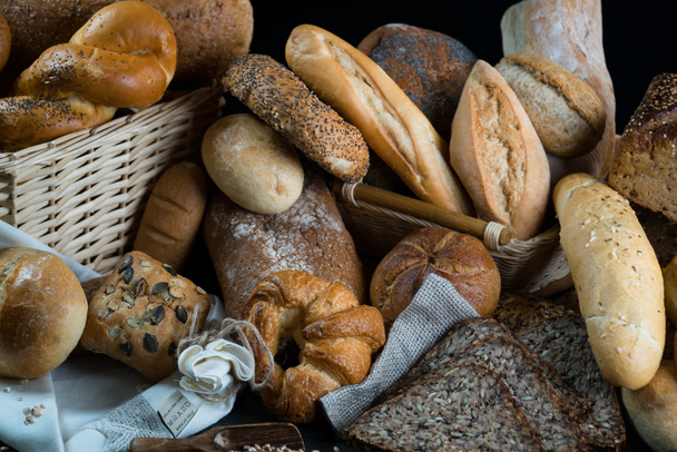 erilaisia tuoreita kotitekoisia leipiä ja leivonnaisia
 - Valokuva, kuva