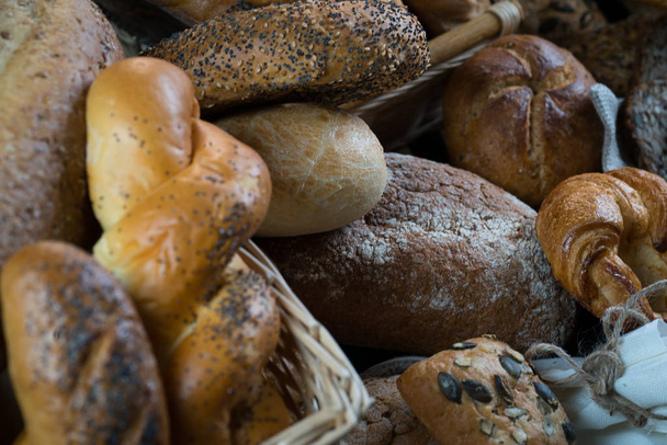 разнообразие свежих домашнего хлеба и выпечки
 - Фото, изображение