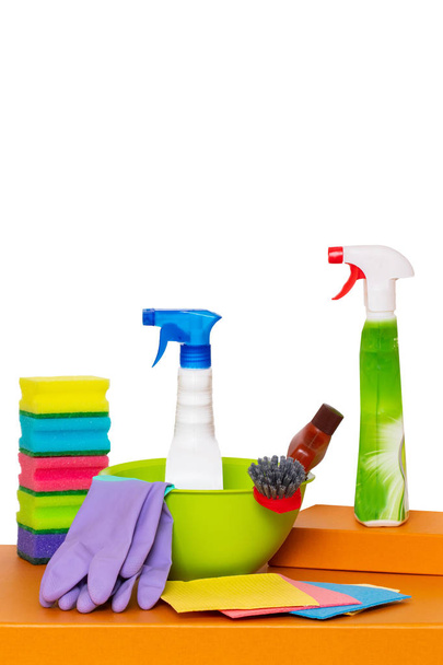 Voorjaarsschoonmaak achtergrond. Close-up van huis schoonmaken producten  - Foto, afbeelding