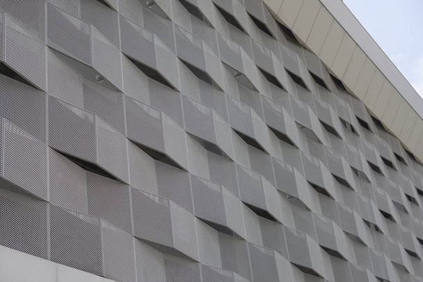 cobertura metálica decorativa moderna em um grande edifício
 - Foto, Imagem