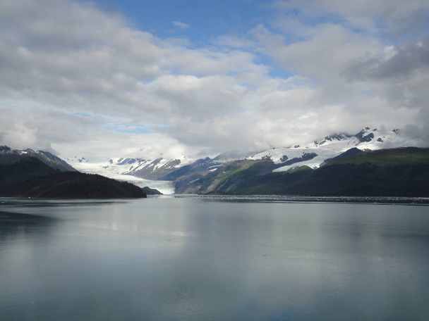 Glaciers within Glacier Bay National Park in Alaska. Glaciers arrivant sur les sommets montagneux et glissant dans l'océan Pacifique
 - Photo, image