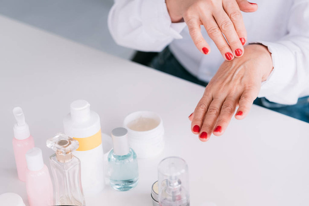 senior woman hand care skin beauty cosmetics - Foto, immagini