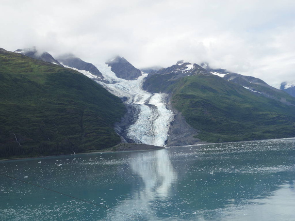Gletscher im Nationalpark glacier bay in alaska. Gletscher kommen über Berggipfel und rutschen in den Pazifik - Foto, Bild
