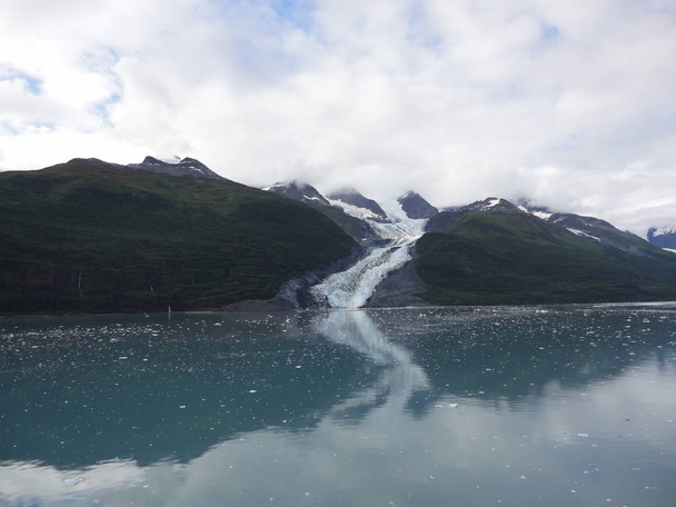 Glaciers within Glacier Bay National Park in Alaska. Glaciers arrivant sur les sommets montagneux et glissant dans l'océan Pacifique
 - Photo, image