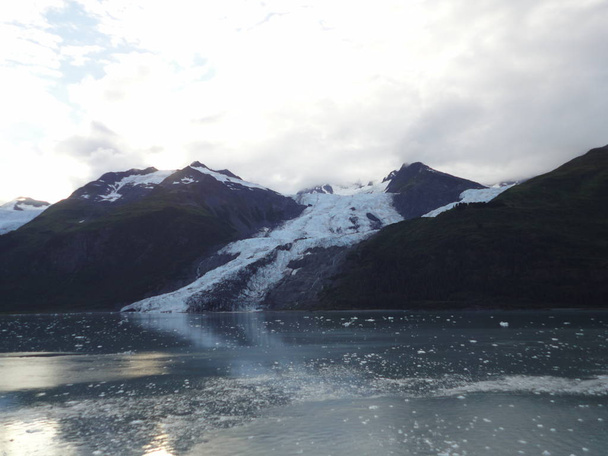Παγετώνες στο εθνικό πάρκο του παγετώνα Bay στην Αλάσκα. Παγετώνες που έρχονται πάνω από βουνοκορφές και γλιστρούν στον Ειρηνικό ωκεανό - Φωτογραφία, εικόνα