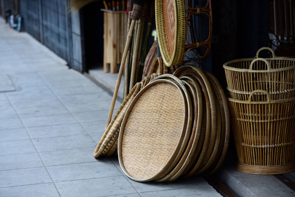 枝編み細工品の市場。籐バスケット。籐や竹工芸品手作り天然ストロー バスケットから。枝編み細工品バスケットはタイの手作りです。それは編まれたタケ背景とデザインのためのテクスチャ。伝統的なタイの編まれたわらテクスチャ - 写真・画像