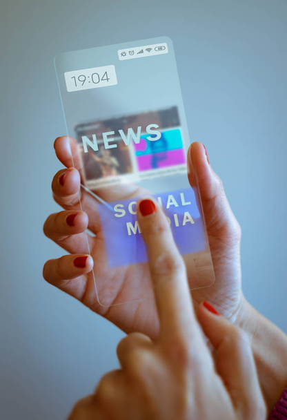 Nainen käsi tilalla läpinäkyvä älypuhelin ja koskettamalla näyttöä
 - Valokuva, kuva