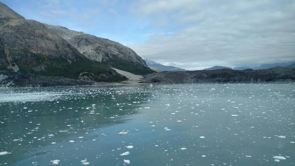 Glaciares dentro do Parque Nacional Glacier Bay, no Alasca. Geleiras a sobrevoar picos de montanha e a deslizar para o Oceano Pacífico
 - Foto, Imagem