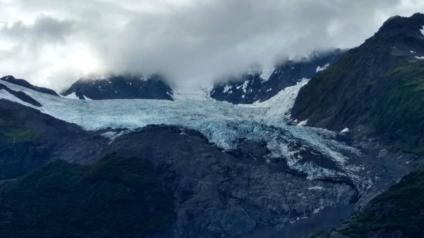 Gleccserek belül Glacier Bay Nemzeti Park Alaszkában. Gleccserek jön át hegycsúcsok és csúszott a Csendes-óceán - Fotó, kép