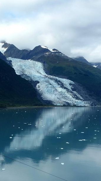 Gleccserek belül Glacier Bay Nemzeti Park Alaszkában. Gleccserek jön át hegycsúcsok és csúszott a Csendes-óceán - Fotó, kép