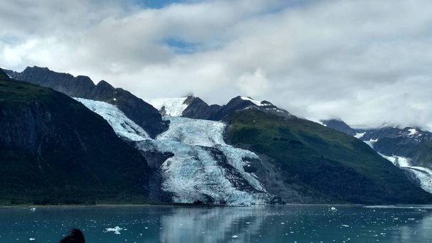 Ledovce v národním parku Glacier Bay na Aljašce. Ledovce, které se blíží k horským vrcholům a sklouznou do Tichého oceánu - Fotografie, Obrázek
