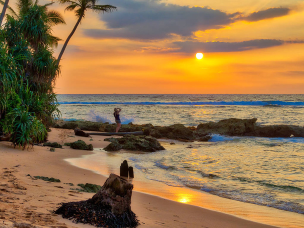 A gyönyörű naplemente, meleg és ragyogó színek arany, narancs, vörös, a lenyűgöző a trópusi Ázsiában a vadon élő Indiai-óceán fölé sziget Srí Lanka - Fotó, kép