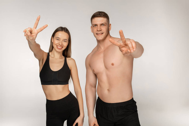 Homem atlético com tronco nu e bela mulher após exercícios de fitness
 - Foto, Imagem