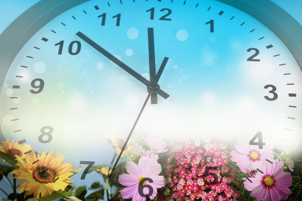 時計と春の花 - 写真・画像