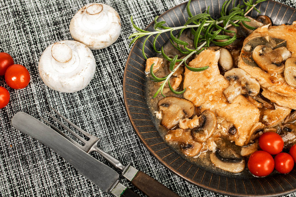 Braised pork chop with mushrooms. - Foto, Bild