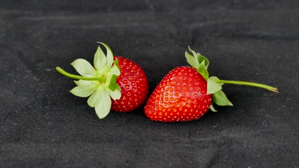 gros plan de fraises mûres et fraîches, sur fond noir - Séquence, vidéo