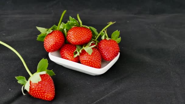 gros plan de fraises mûres et fraîches, sur fond noir - Séquence, vidéo