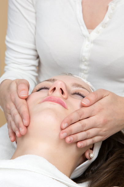 Cosmetico dando massaggio viso cliente
 - Foto, immagini