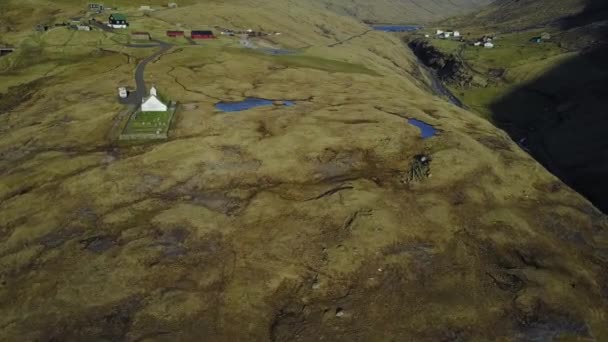 kleine Dorfkirche in Saksun und einem nahe gelegenen See auf der Insel Streymoy, Färöer-Inseln, Dänemark. Drohnen-Quadrokopter abgeschossen, - Filmmaterial, Video