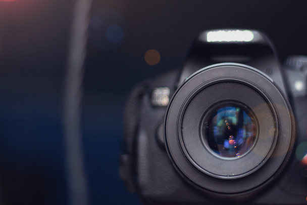 Reflex camera dicht belicht omhoog met lila toning en regenboog met presentexemplaar ruimte voor tekst - Foto, afbeelding