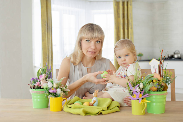Happy easter. A mother and her daughter painting Easter eggs. Ha - Foto, imagen