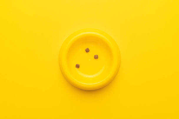 yellow pet bowl - Foto, afbeelding