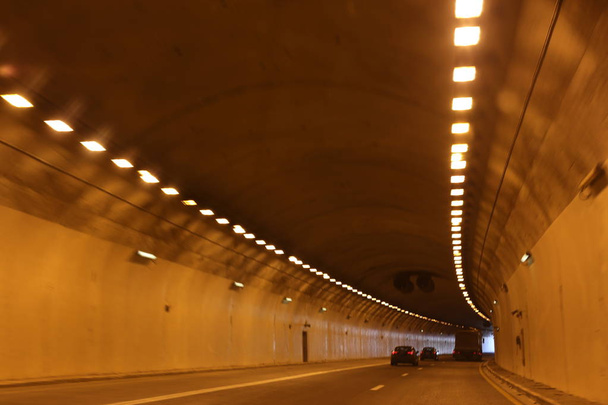 Tunnel - Bau in Form eines unterirdischen Durchgangs in den Bergen  - Foto, Bild