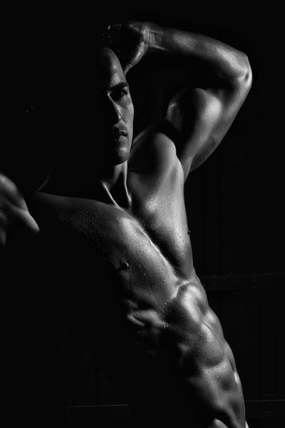 Мышечный сексуальный мужчина
 - Фото, изображение