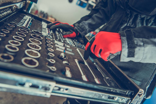 Car Mechanic Choosing Tools - Fotoğraf, Görsel