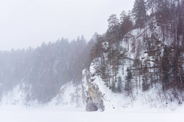 talvijoen laakso lumimyrskyssä
 - Valokuva, kuva