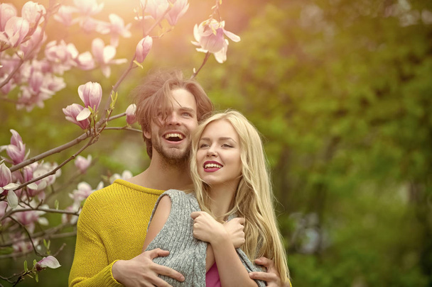 hombre y mujer, pareja enamorada en primavera magnolia flores
 - Foto, imagen