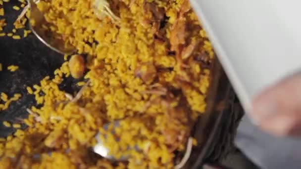 Garson bir paella çanak üzerinde hizmet veren - Video, Çekim