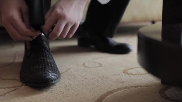 Elegantní muž vázání boty - Záběry, video