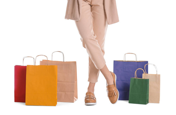 Beyaz arka planda, closeup alışveriş torbaları ile genç kadın - Fotoğraf, Görsel