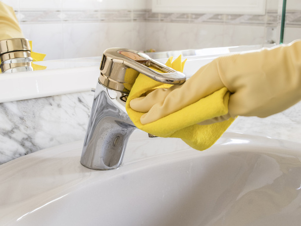 cleanig tap with yellow gloves - Fotoğraf, Görsel